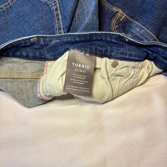 Torrid Feel the Fit Cut Off Jean Shorts‎ Dark Wash Sz 16 - Picture 6 of 7